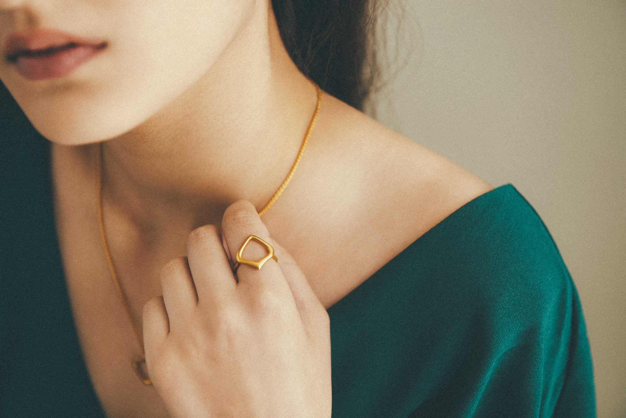Model wearing the Essence of Persia Gold Ring from Moznabi Jewellery